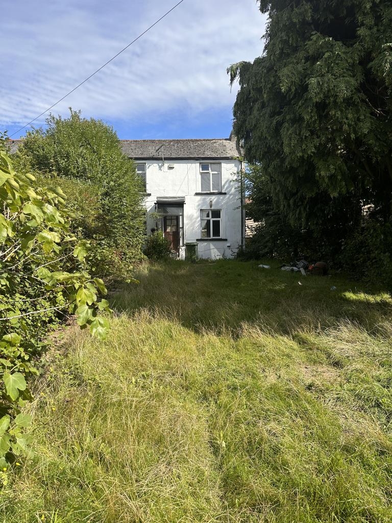 Lot: 99 - END-TERRACE COTTAGE FOR IMPROVEMENT - Freehold end of terrace cottage with large front garden